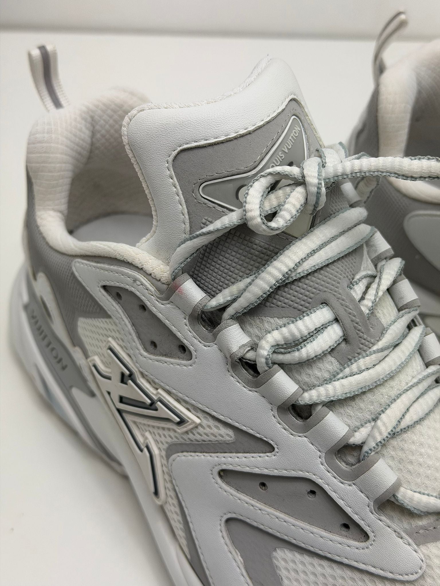 Louis Vuitton skate 8.5= 43.5 grigie e bianche