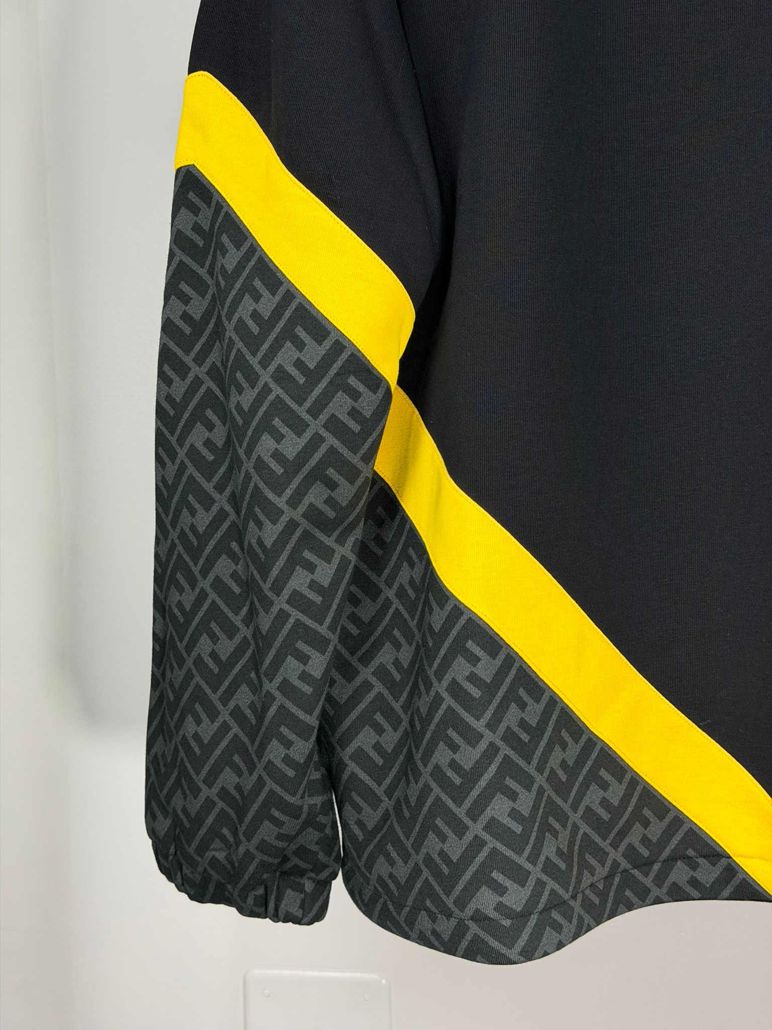 Felpa Fendi Size XL nero e giallo