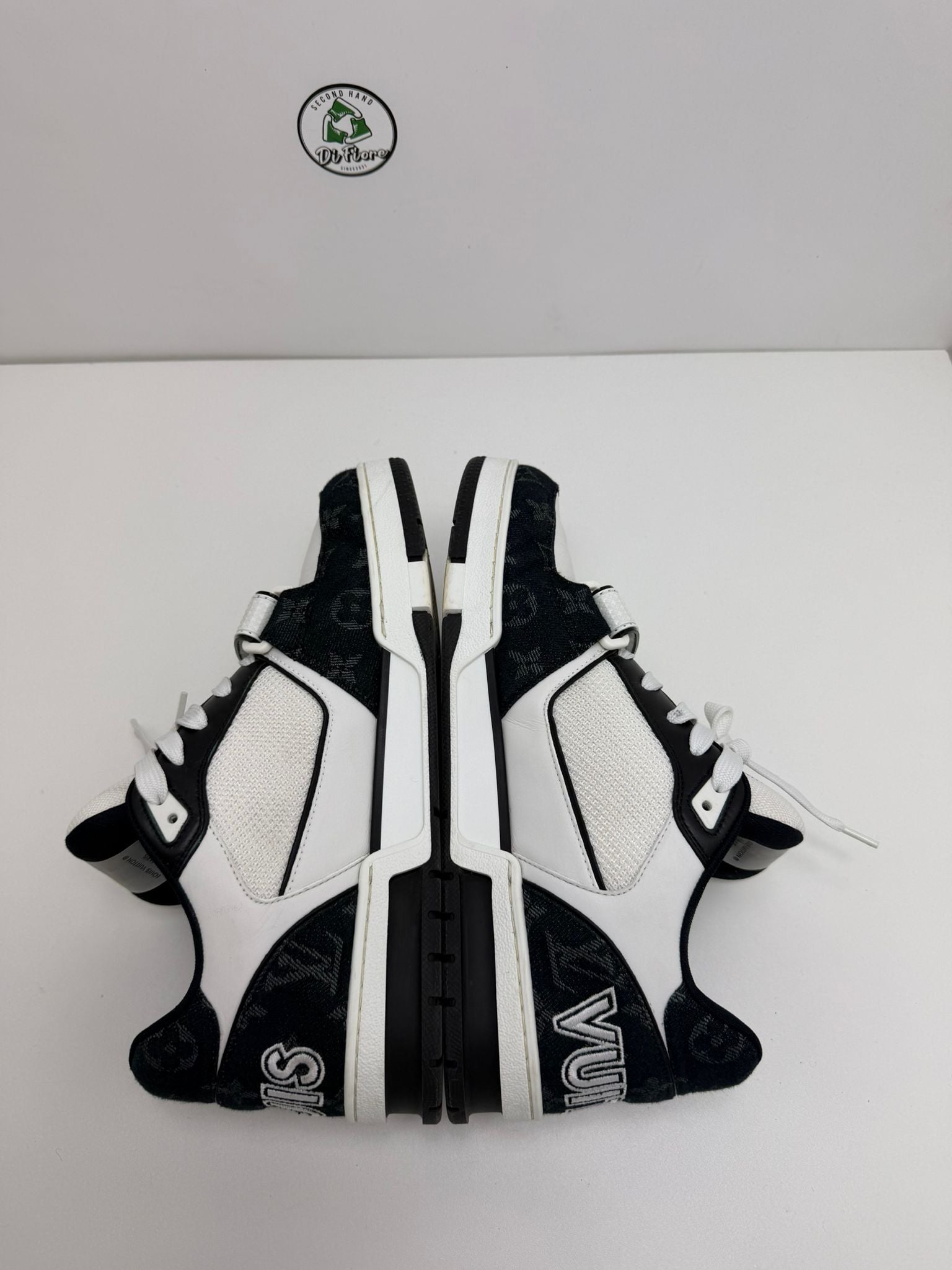 Louis Vuitton trainer 8=42 veste 43 bianca e nera