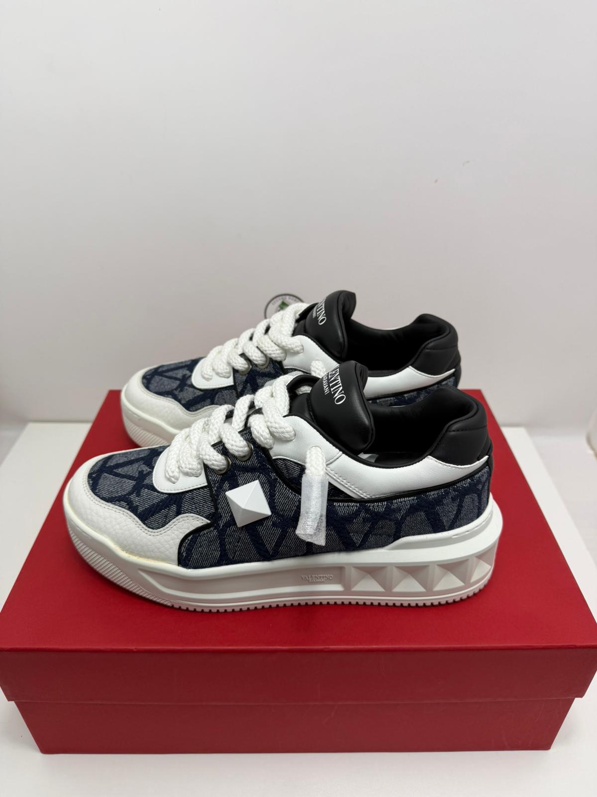 Valentino Size 40 blu e bianche