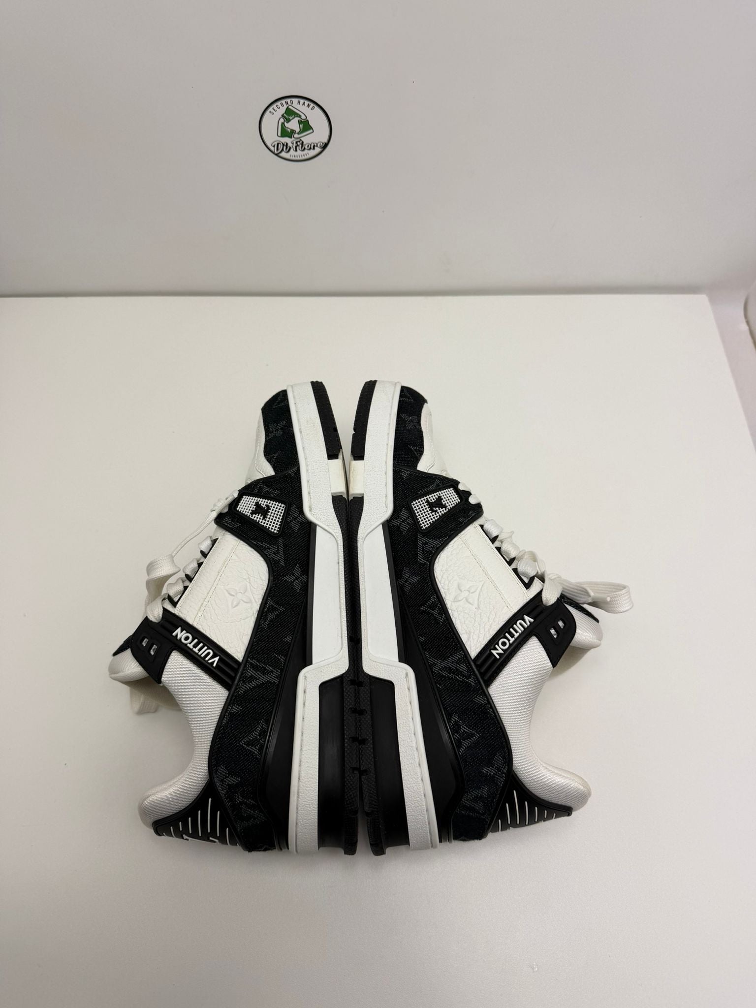 Louis Vuitton trainer 7=41 veste 42 bianca e nera