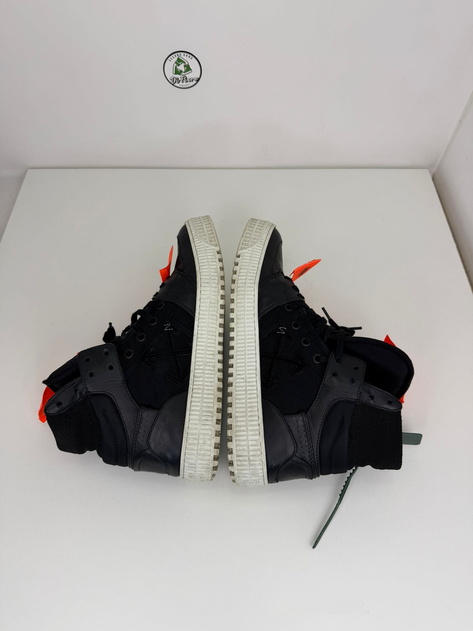 off white Size 42 nere e arancioni