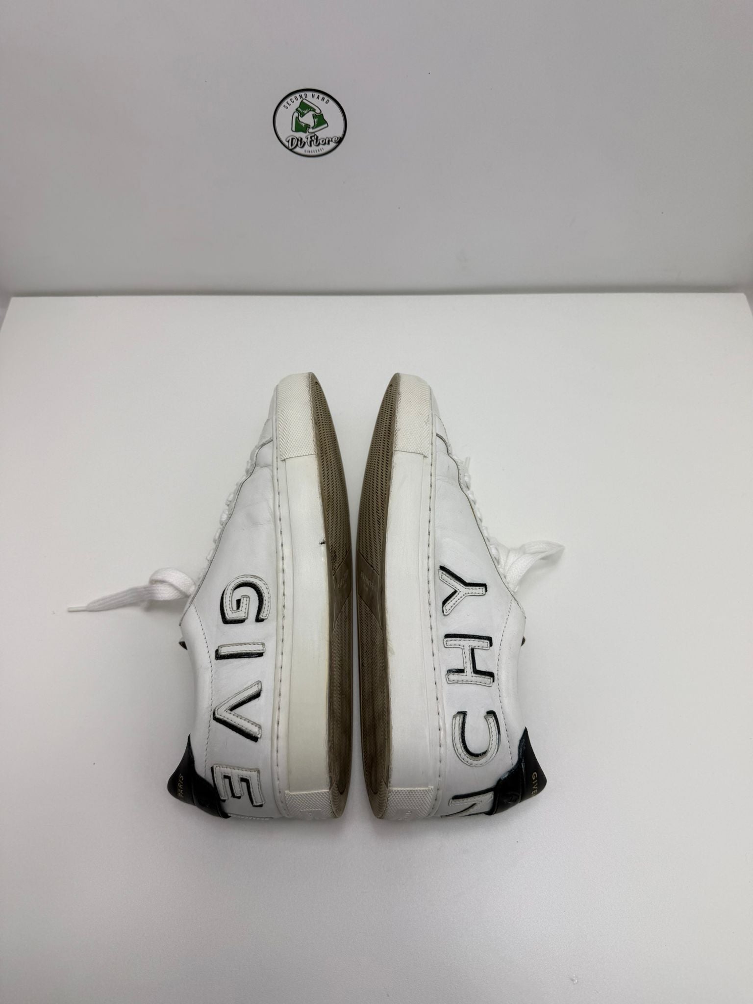 Givenchy Size 39 bianche e nere