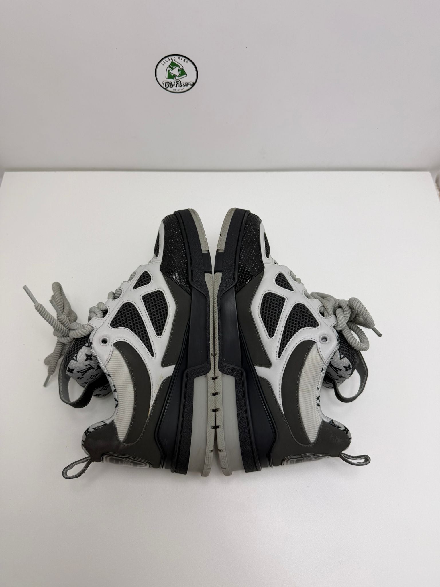 Louis Vuitton skate 7=41 veste 42 grigie e nere